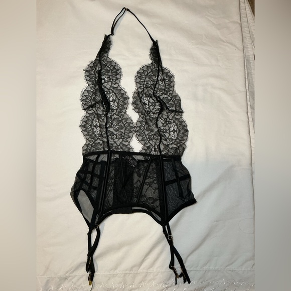 Elegant Black Lace Bodysuit - Picture 2 of 6